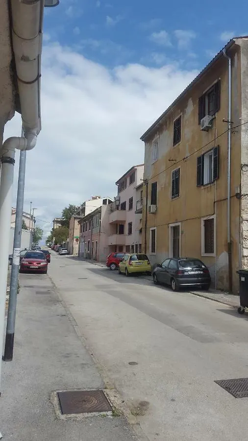 Apartment Kety Pula 0*,